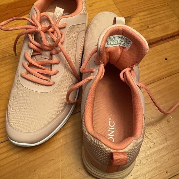 Vionic sneakers, pink mesh uppers, lightweight, new without tags - Picture 3 of 3
